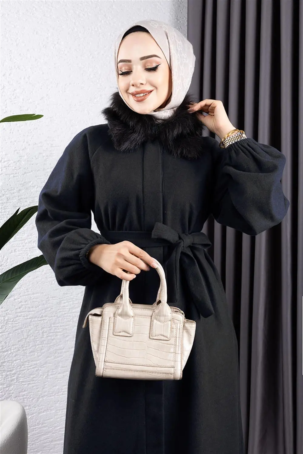 Kürk Detaylı Kaşe Manto-detail