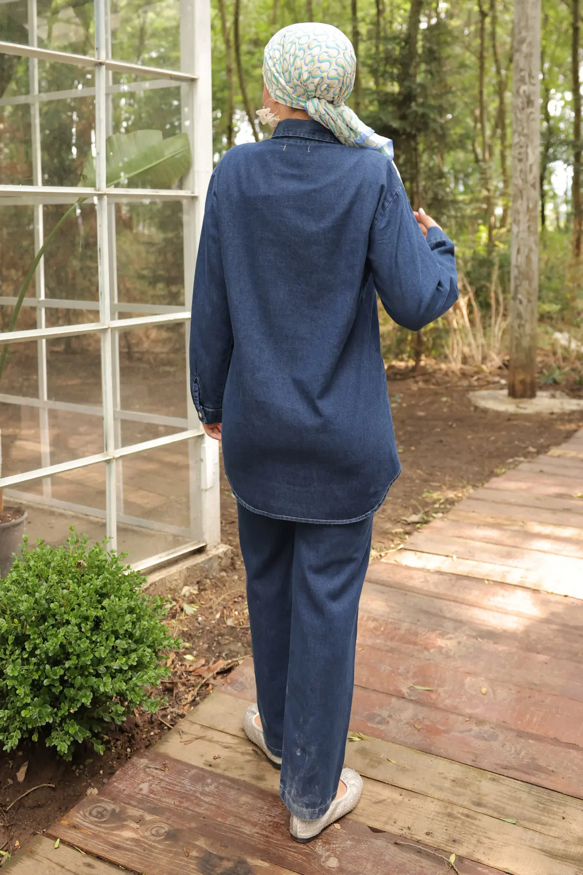 Paçası Yırtmaçlı Taş Detaylı Kot Takım-detail