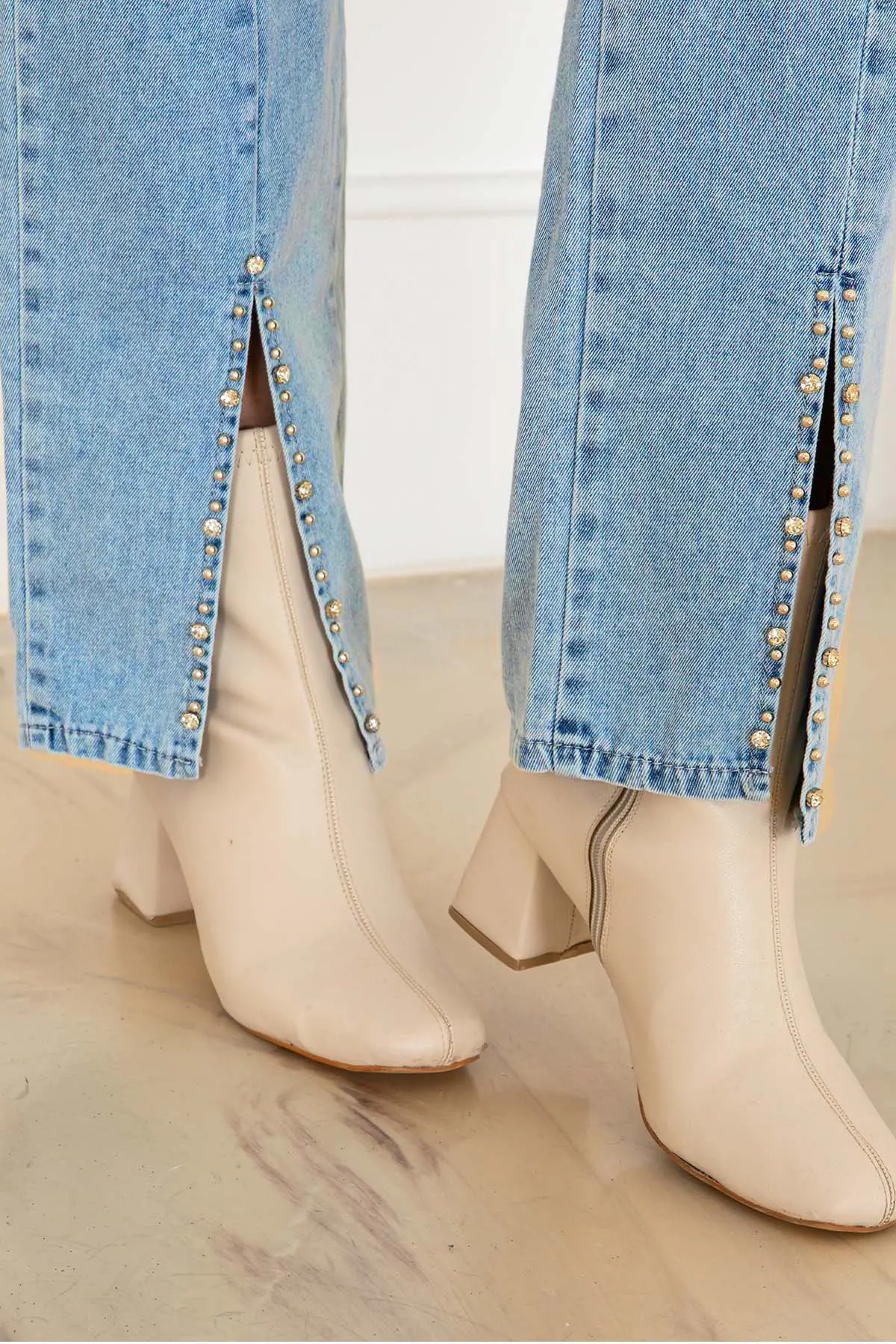 Paçası Yırtmaçlı Taş Detaylı Kot Takım-detail