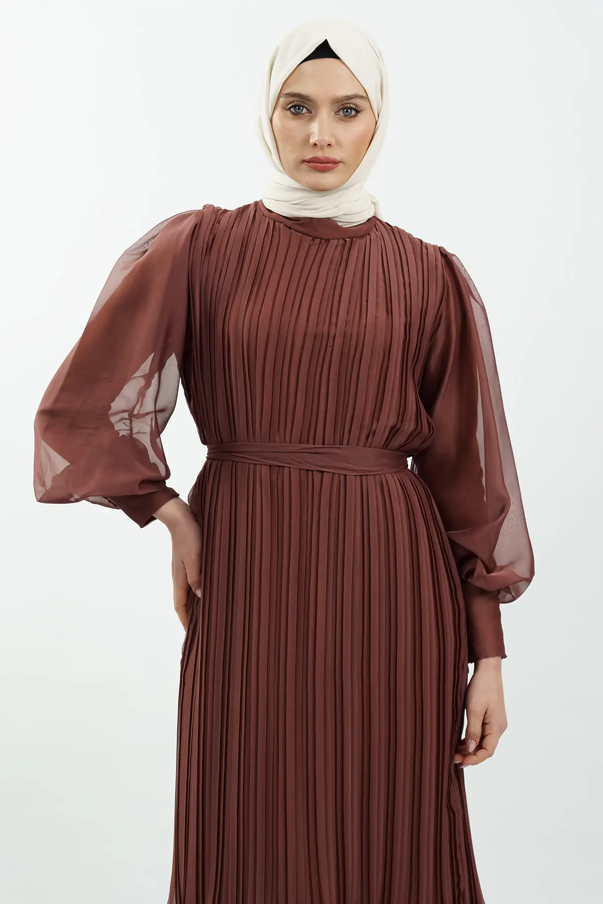Pileli Kemerli Kahverengi Tesettür Elbise-detail