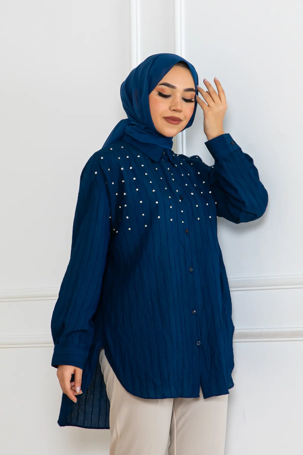 Taş Detaylı Önü Kısa Arkası Uzun Gömlek-detail