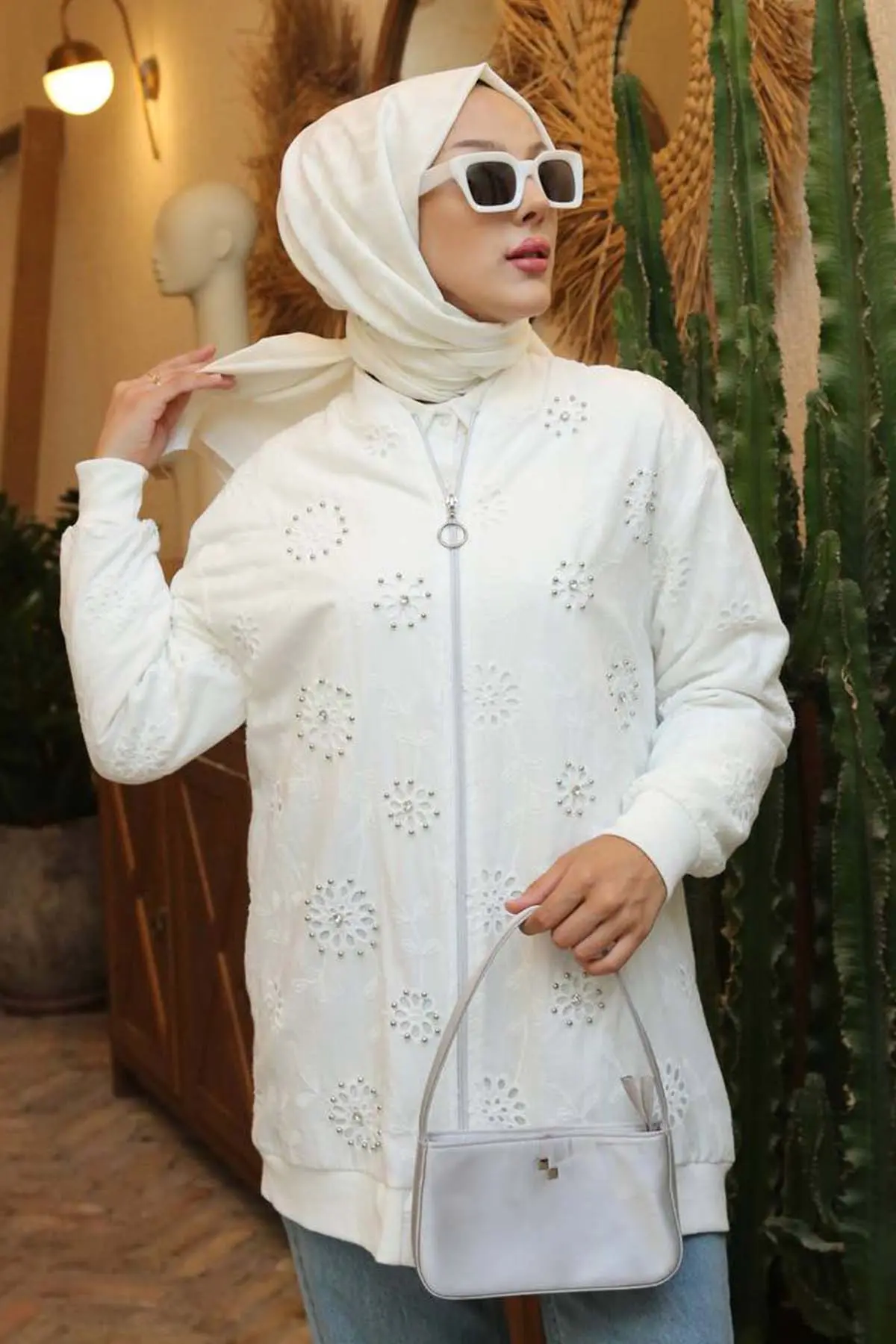 Taş İşlemeli Brode Hırka Beyaz 2000-detail