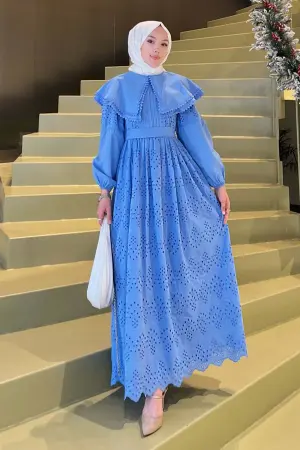 Yaka Detaylı Dantelli Elbise