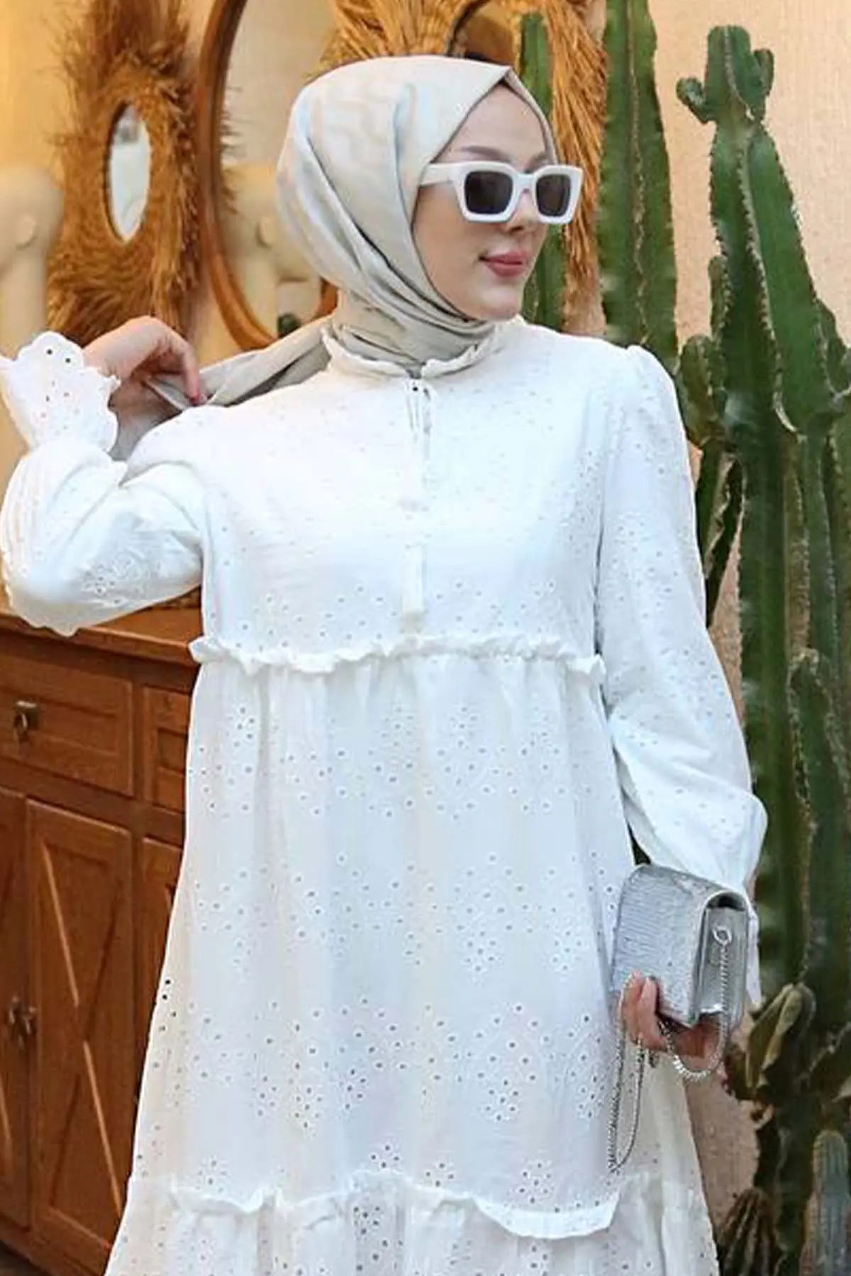 Yakası Bağcıklı Brode Elbise-detail