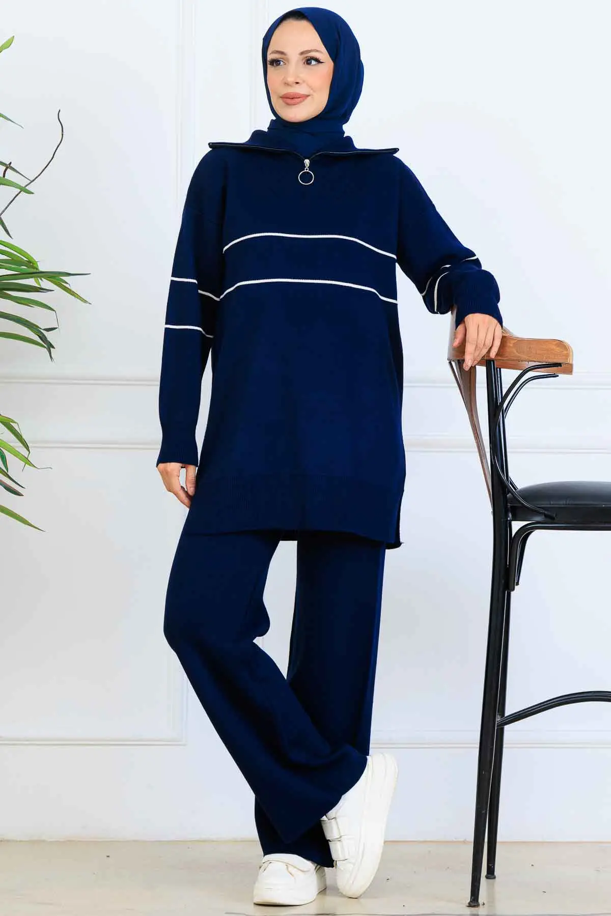 Yakası Fermuarlı Şeritli Triko Takım