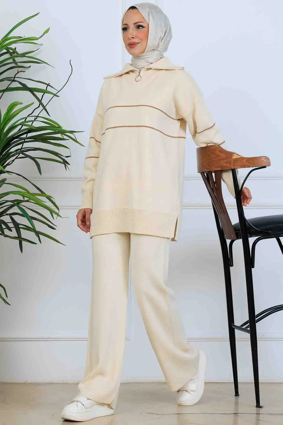 Yakası Fermuarlı Şeritli Triko Takım