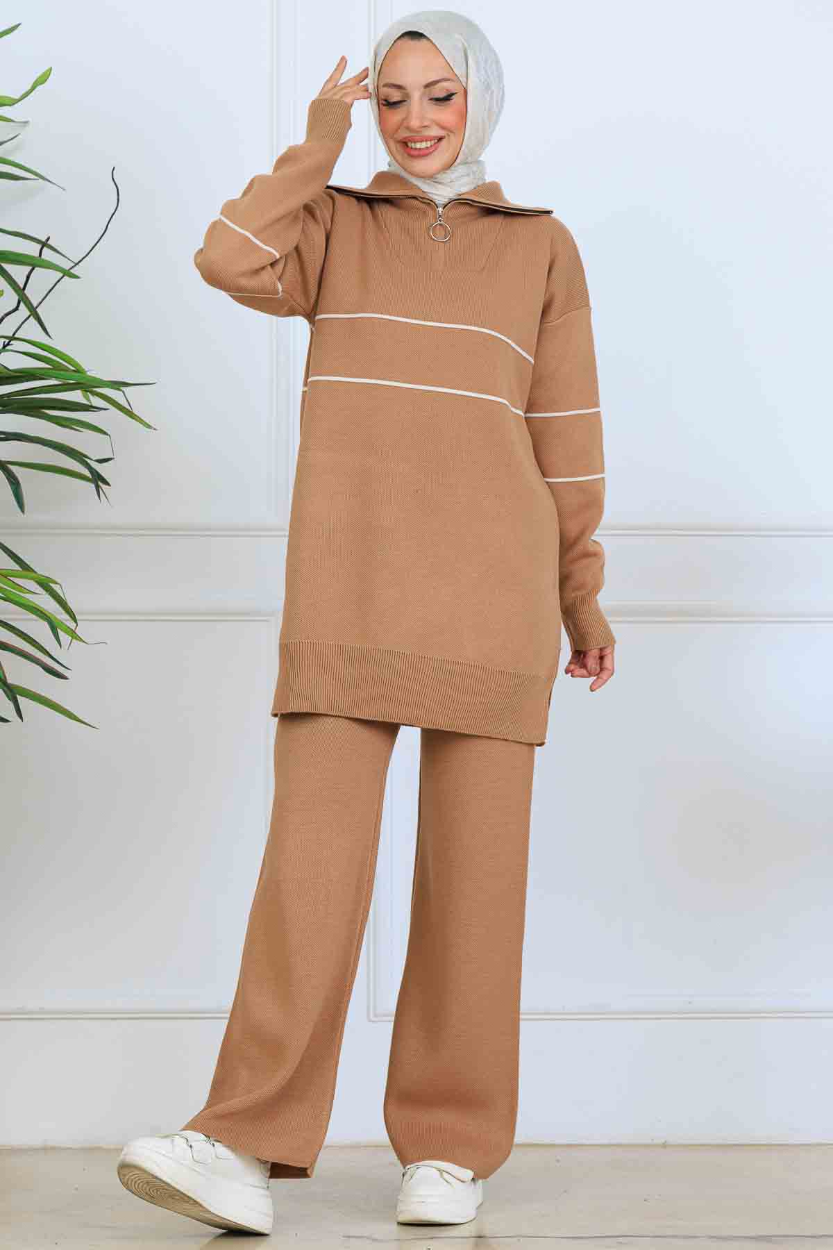 Yakası Fermuarlı Şeritli Triko Takım