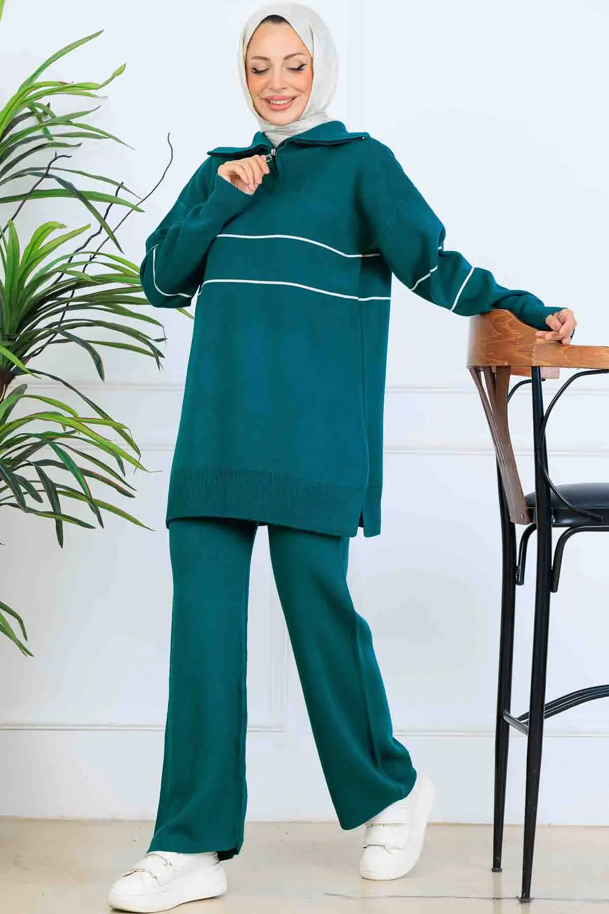 Yakası Fermuarlı Şeritli Triko Takım