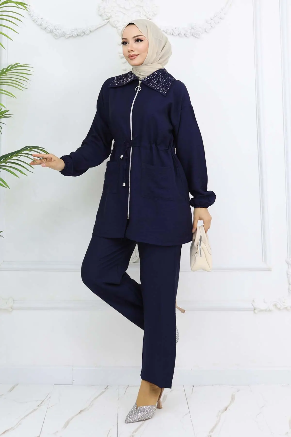 Hijab Suit With Stone Detail On The Collar-detail