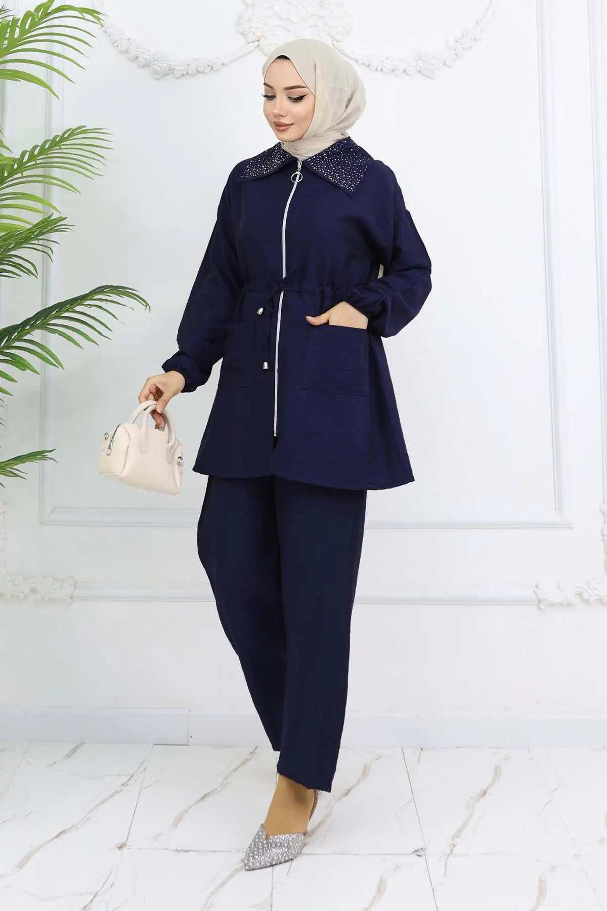 Hijab Suit With Stone Detail On The Collar-detail