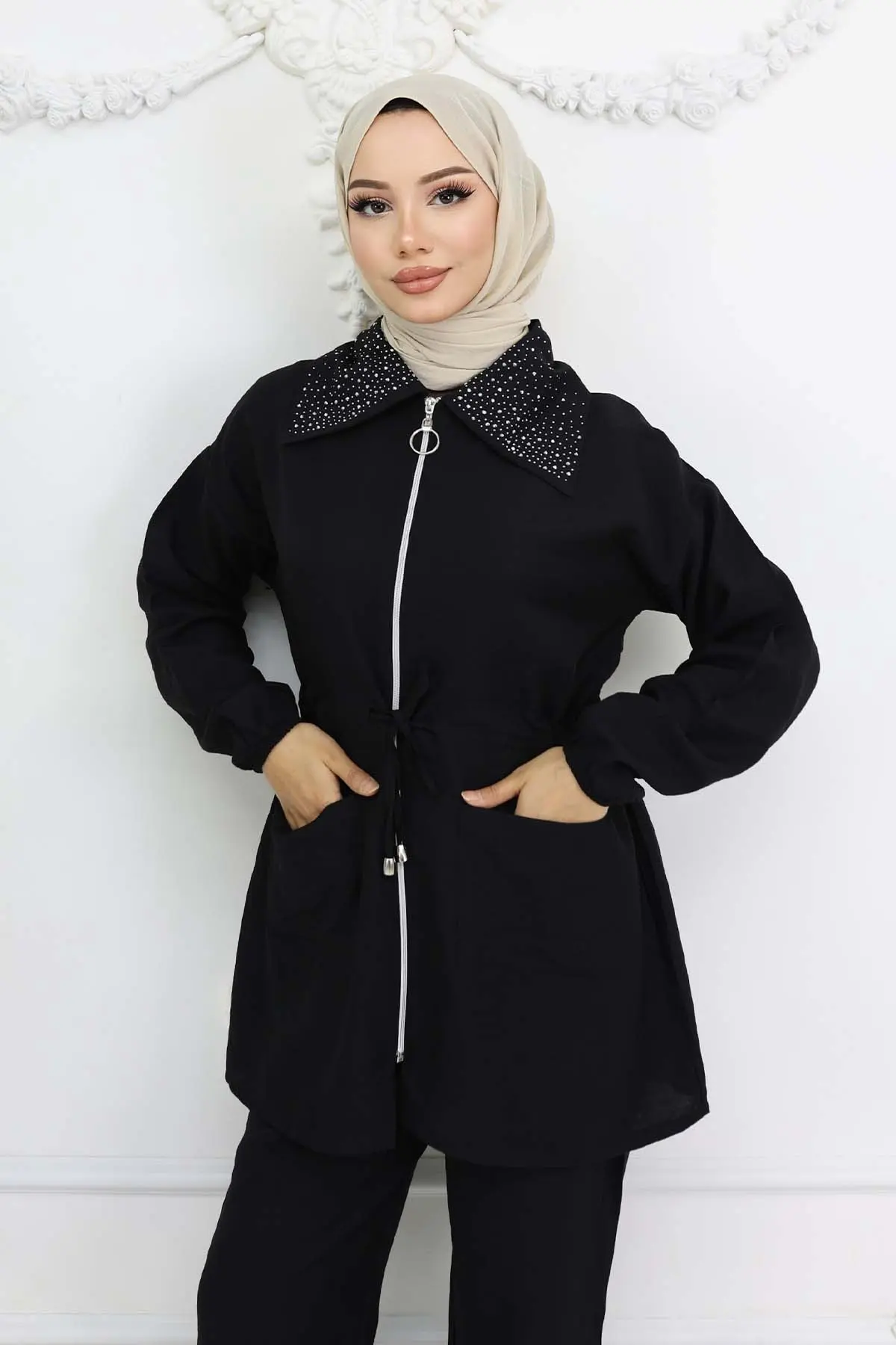 Hijab Suit With Stone Detail On The Collar-detail