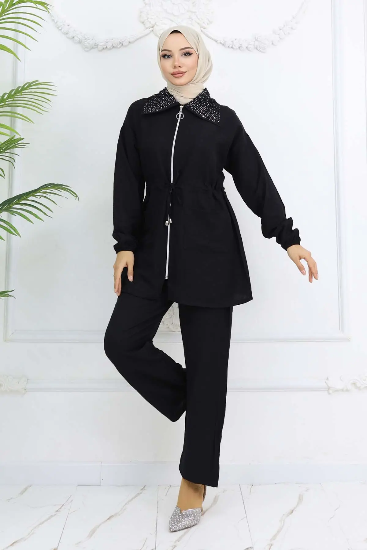 Hijab Suit With Stone Detail On The Collar-detail