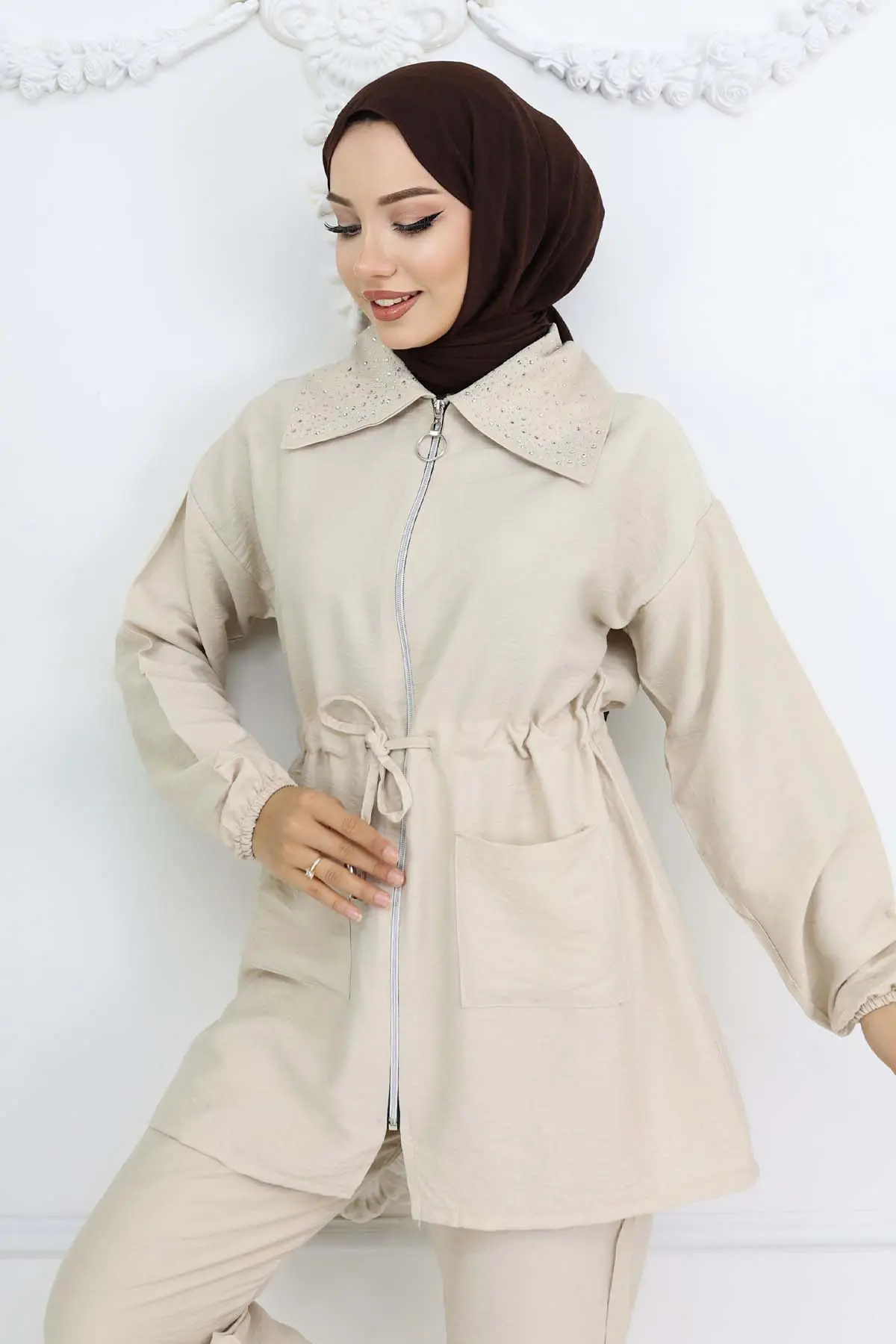 Hijab Suit With Stone Detail On The Collar-detail