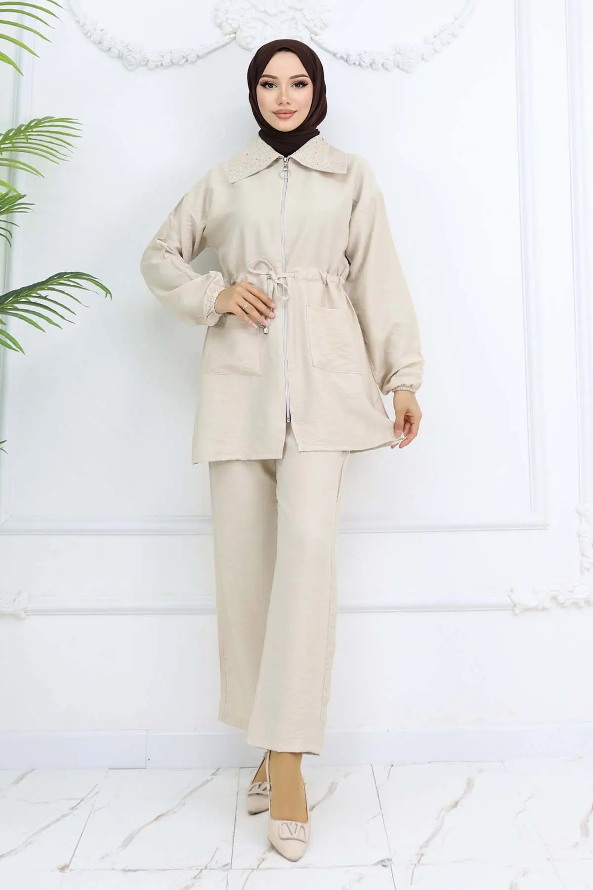 Hijab Suit With Stone Detail On The Collar-detail