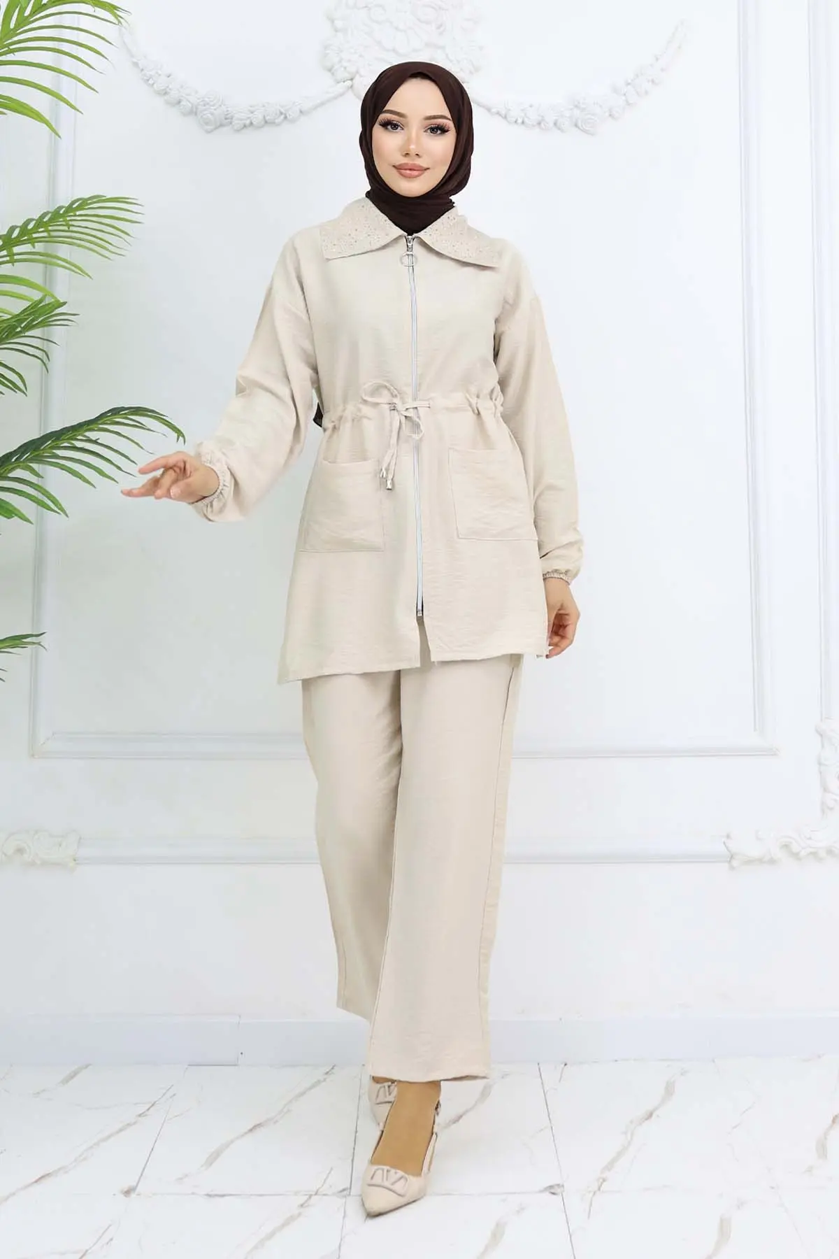 Hijab Suit With Stone Detail On The Collar-detail