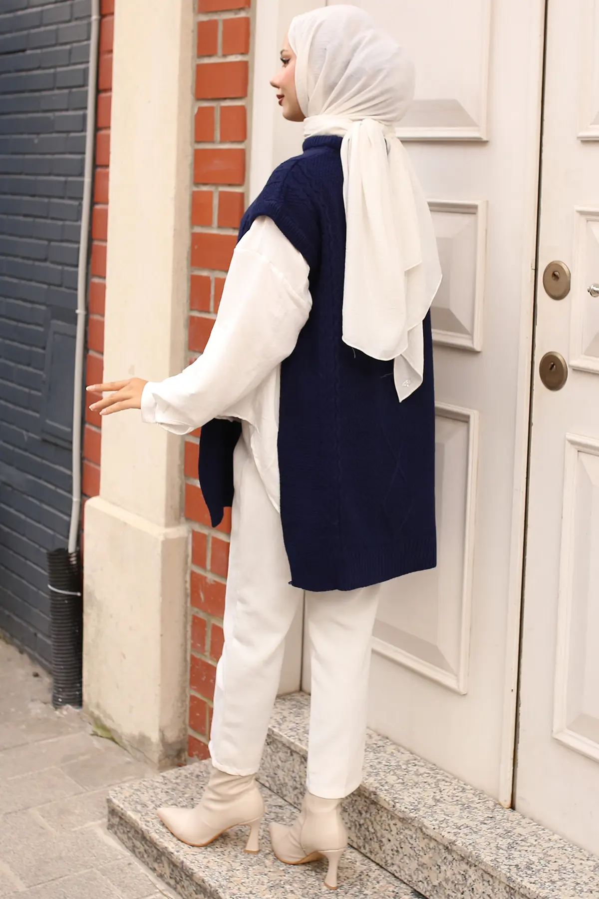 Knit Motif Sweater With Side Ties-detail