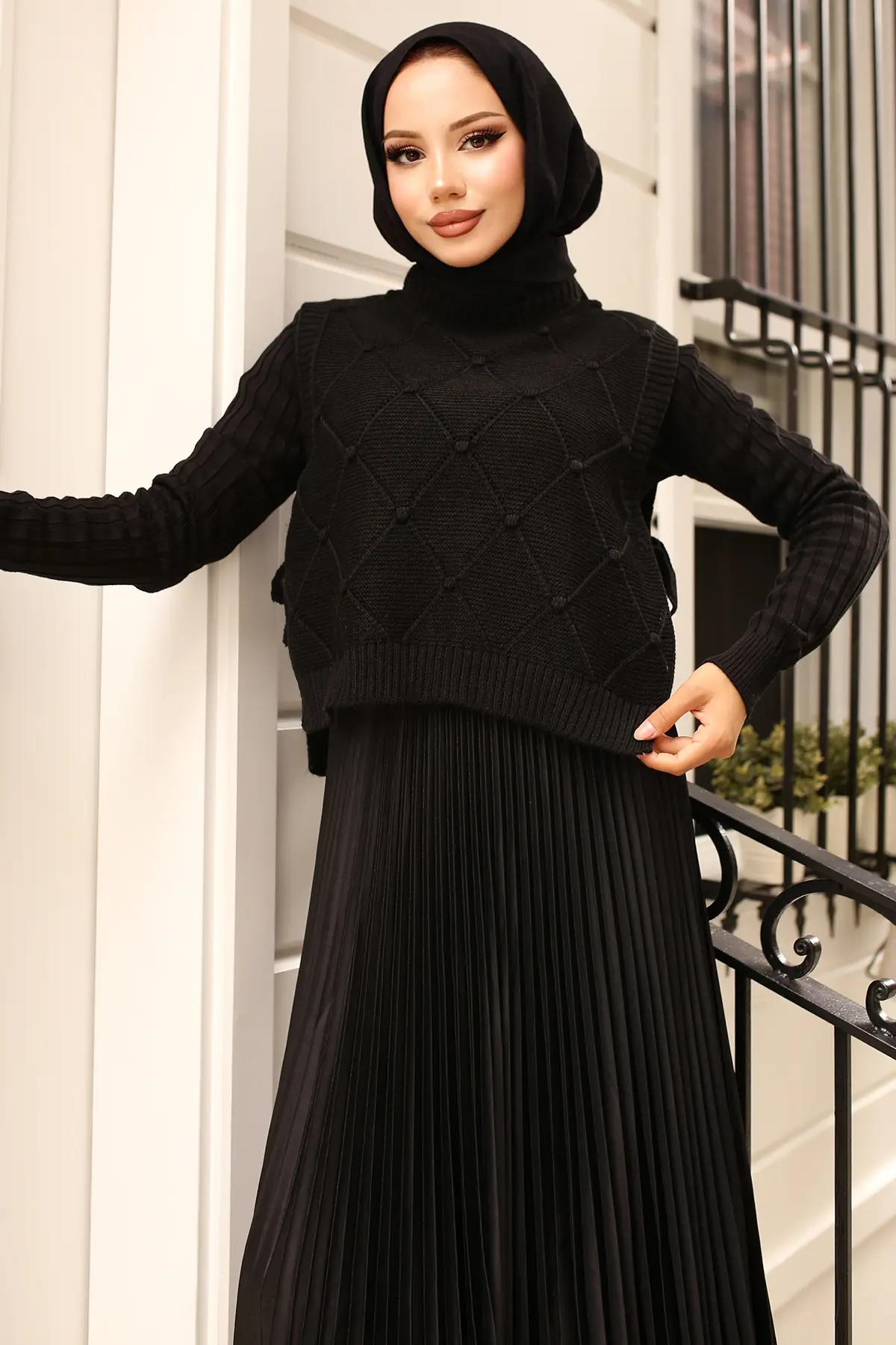 Knitwear Short Sweater With Ties On The Side-detail