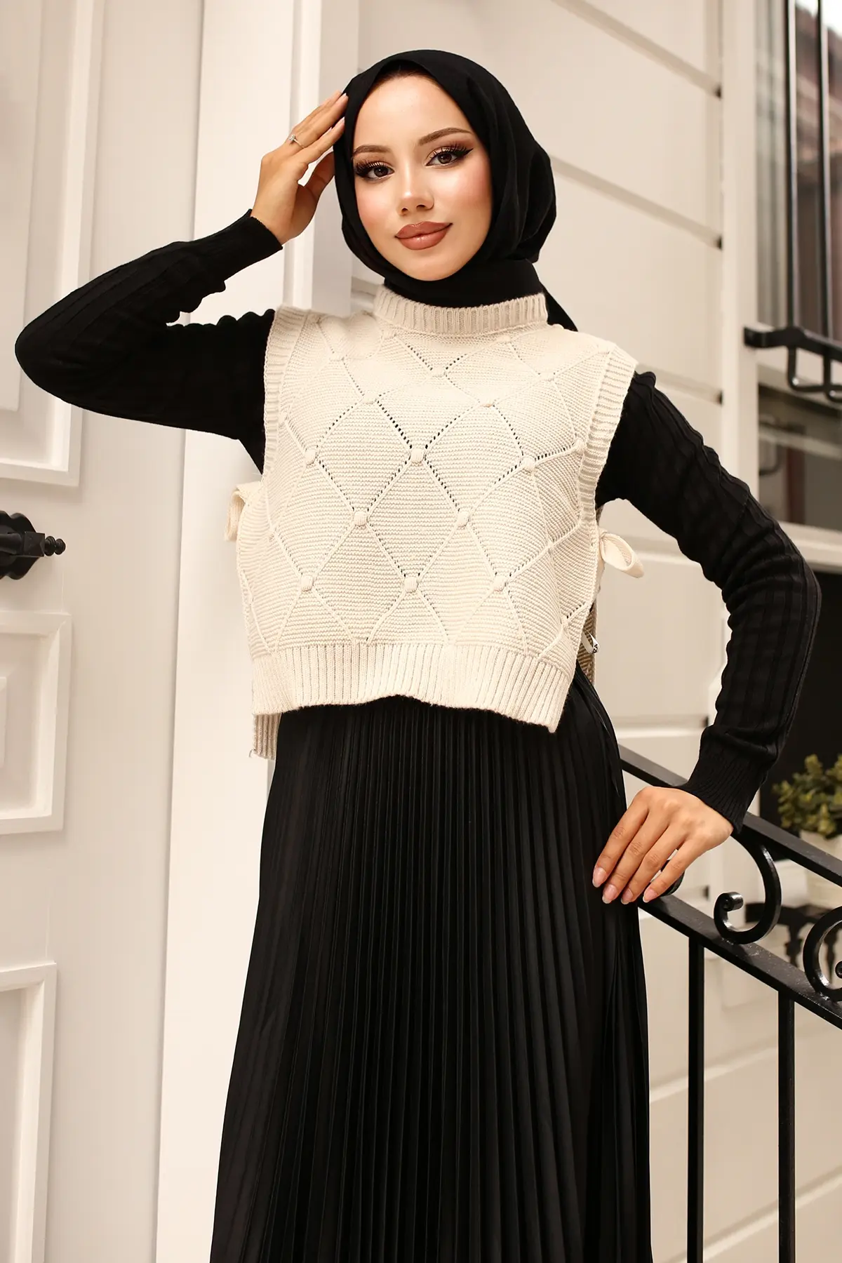 Knitwear Short Sweater With Ties On The Side-detail