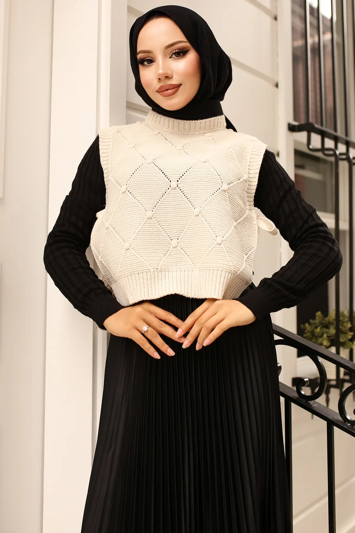 Knitwear Short Sweater With Ties On The Side-detail