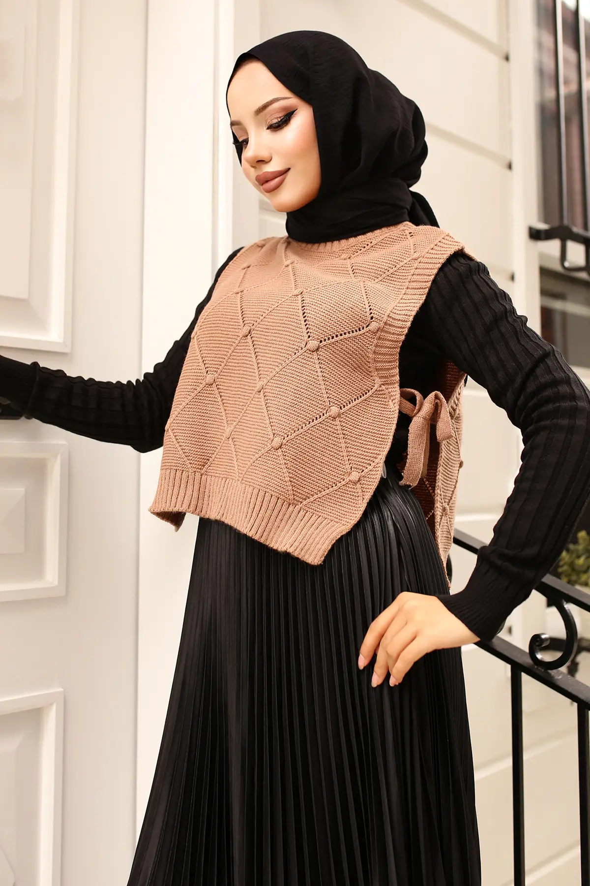 Knitwear Short Sweater With Ties On The Side-detail