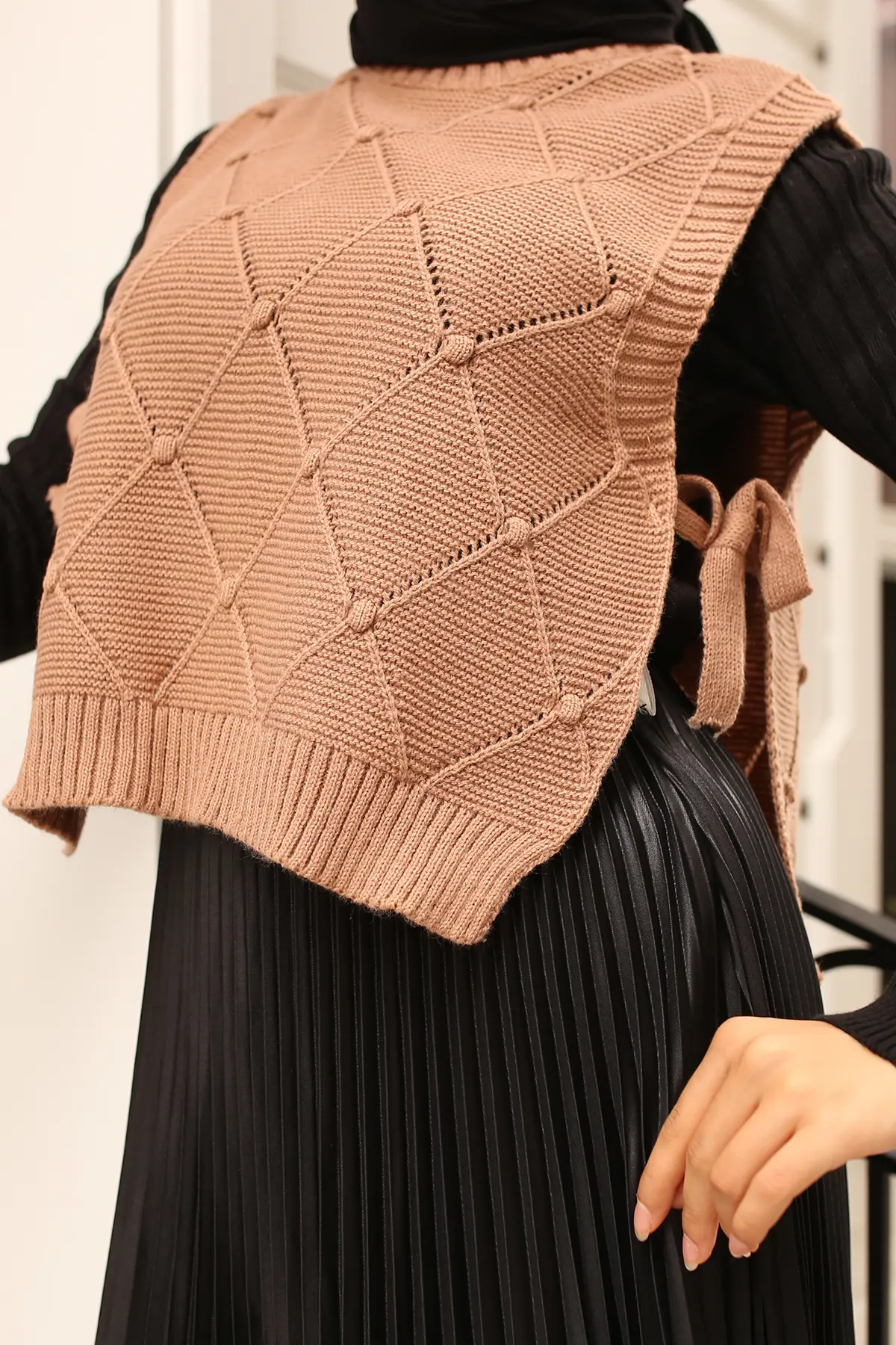 Knitwear Short Sweater With Ties On The Side-detail