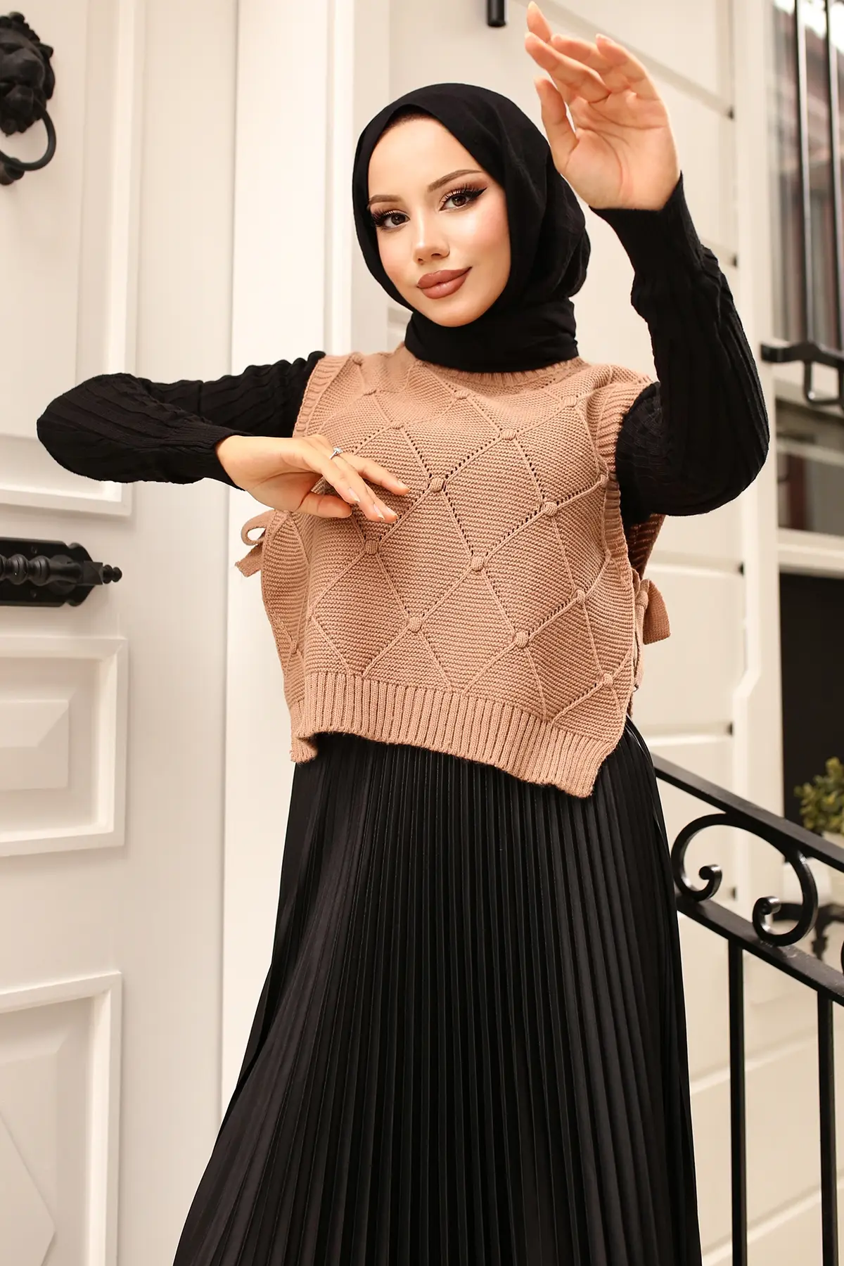 Knitwear Short Sweater With Ties On The Side-detail