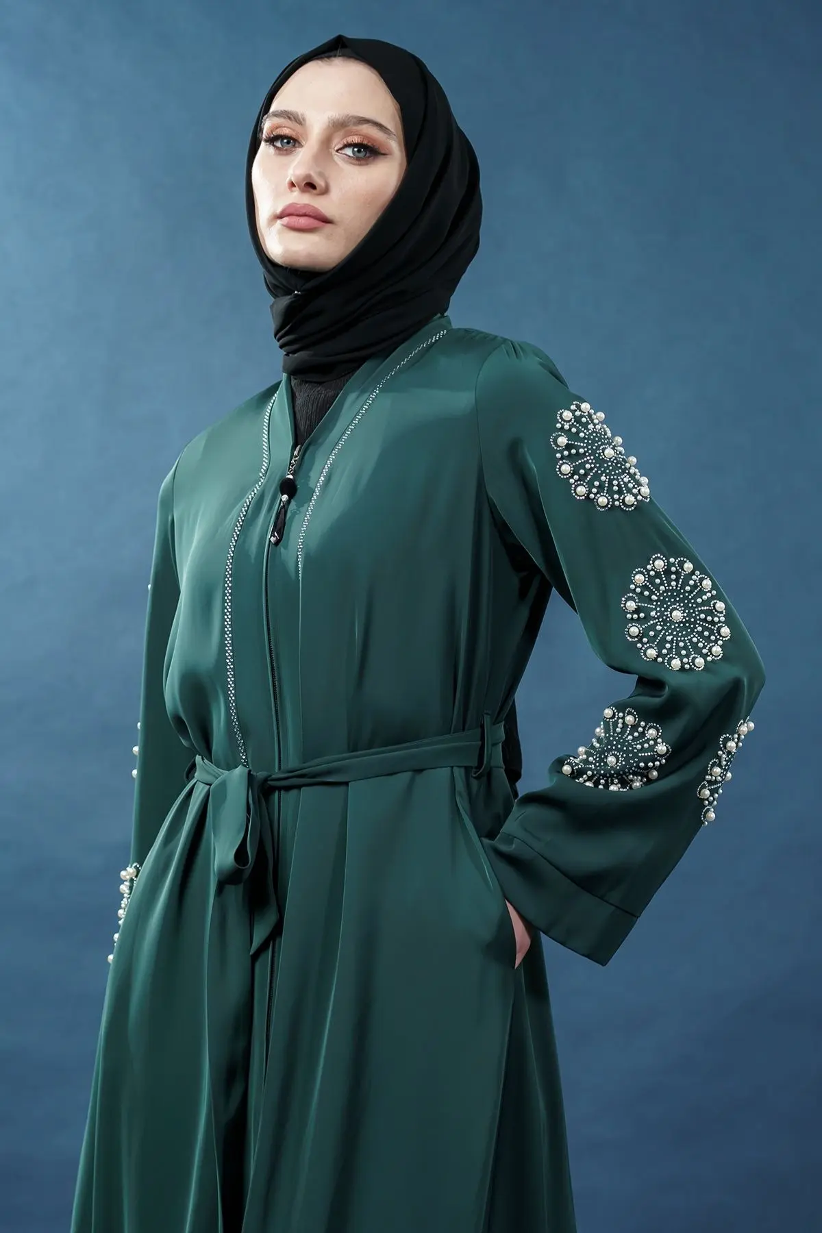 Yeni Sezon Inci Detaylı Fermuarlı Kuşaklı Haki Abaya-detail