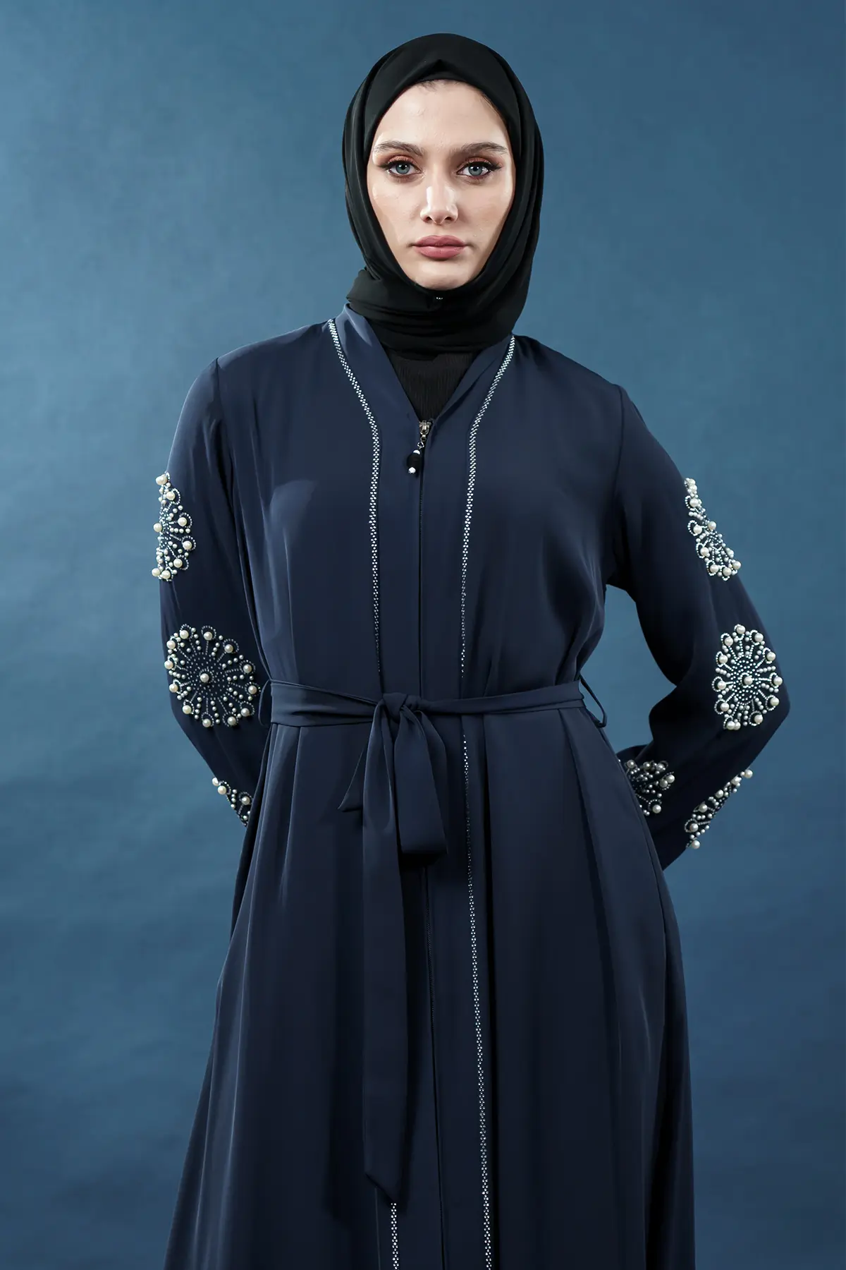 Yeni Sezon Inci Detaylı Fermuarlı Kuşaklı Lacivert Abaya-detail