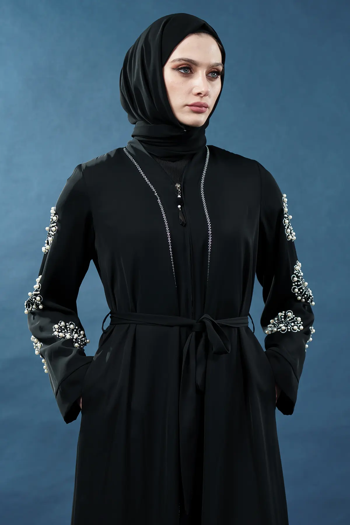 Yeni Sezon Inci Detaylı Fermuarlı Kuşaklı Siyah Abaya-detail