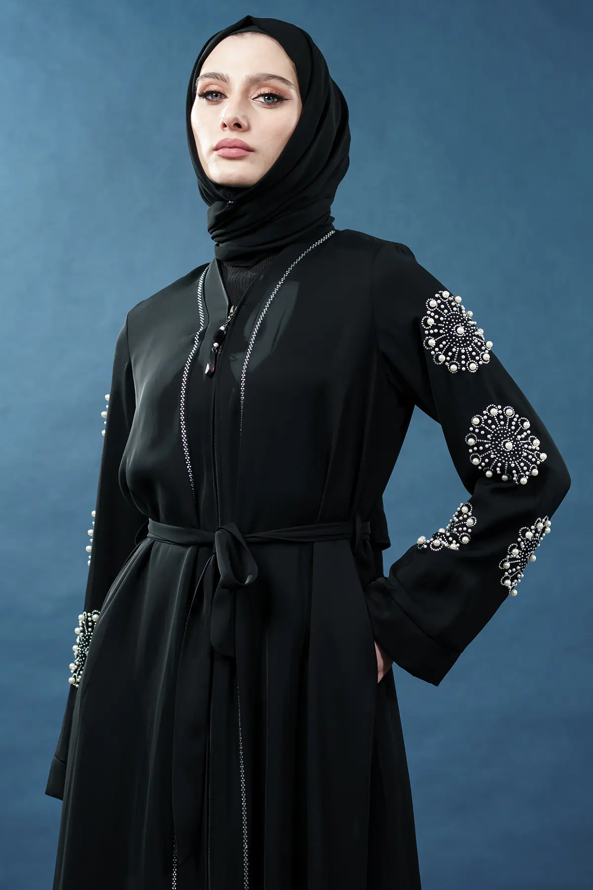 Yeni Sezon Inci Detaylı Fermuarlı Kuşaklı Siyah Abaya-detail