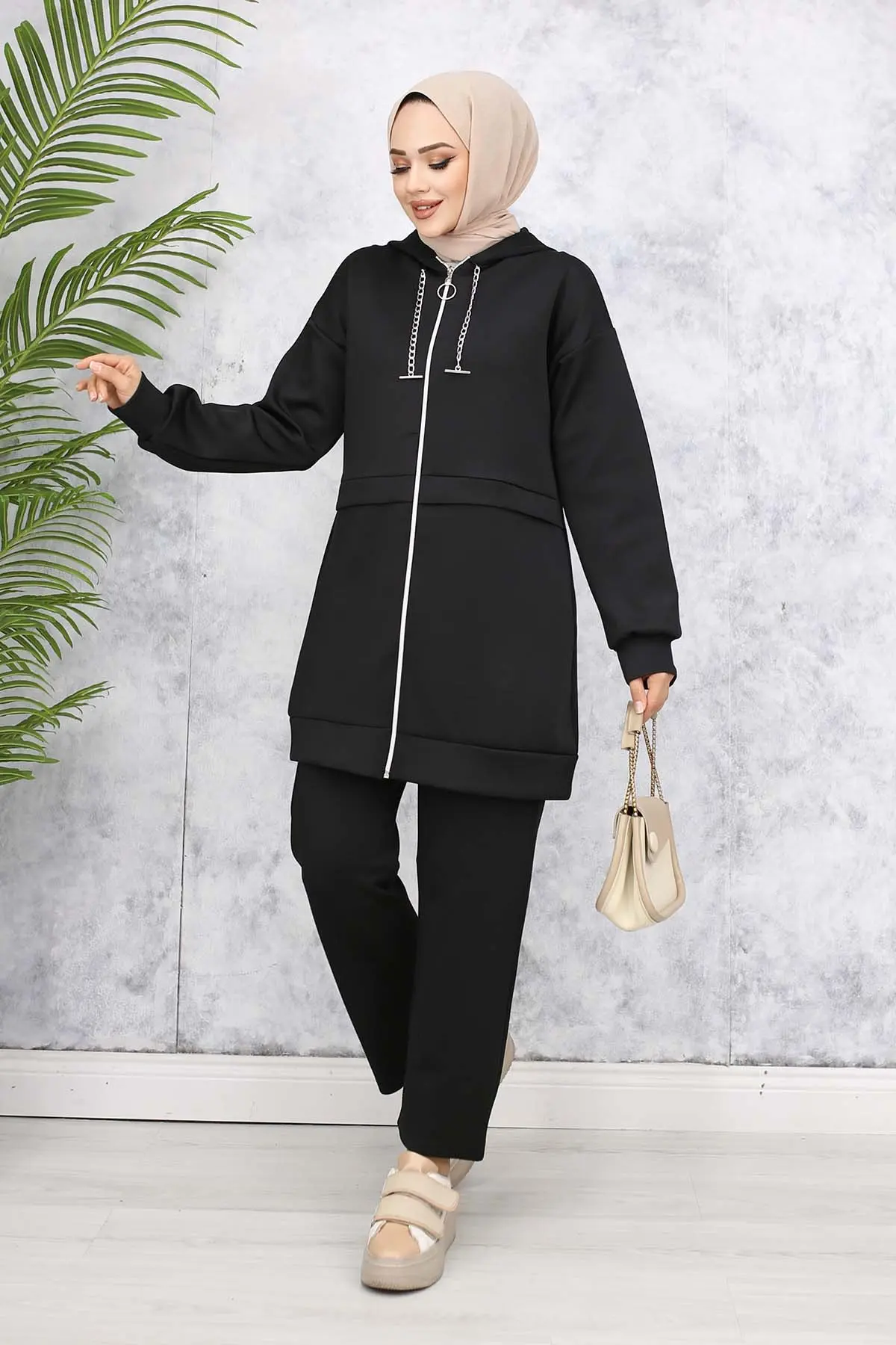 Collared Double Set With Coat Of Arms Detail-detail